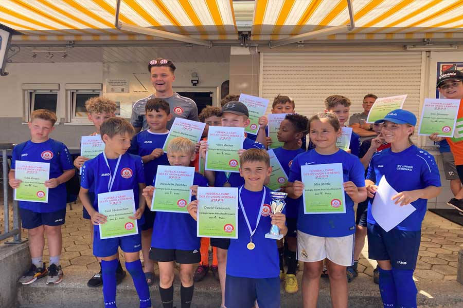 Siegerehrung der ganz kleien Fussballspieler - Fussball Verein für Kinder, Jugend und Kampfmannschaften in Graz